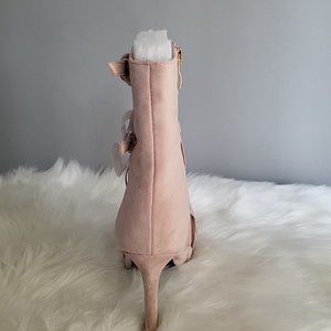 High heel with tassels